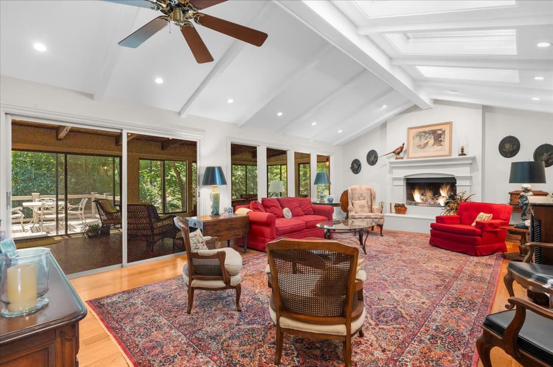 7865 Robin Rd — main level living area