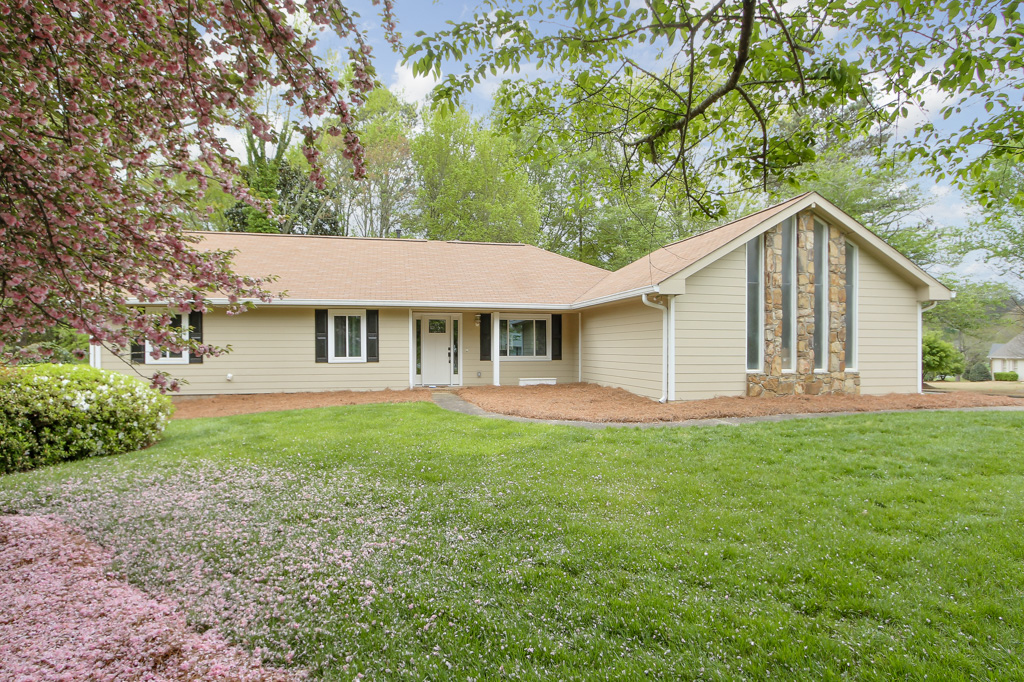 200 Saddle Horn Circle — 200 Saddle Horn Circle Roswell GA 30076